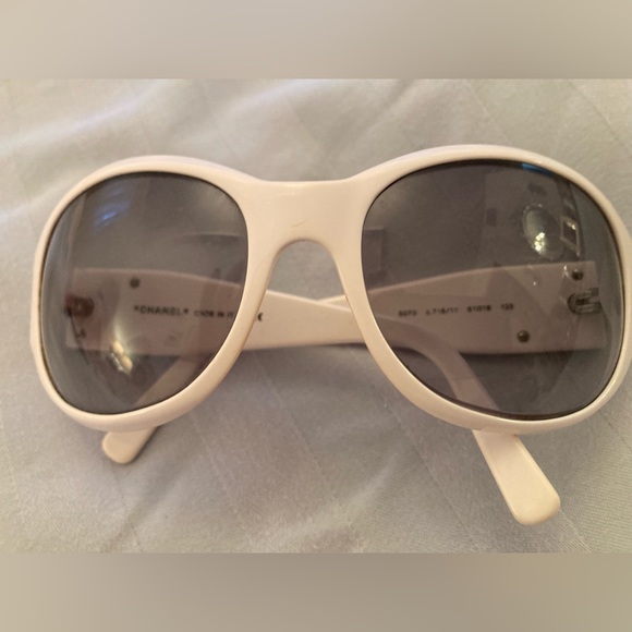 Chanel white logo sunglasses - Picture 3 of 7